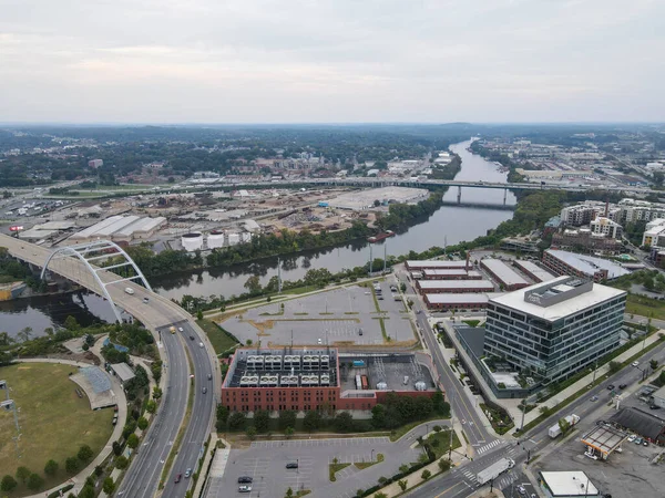 Widok z lotu ptaka na rzekę Cumberland w Nashville, Tennessee, USA — Zdjęcie stockowe