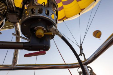 Renkli bir sıcak hava balonunun yakıcı sistemi