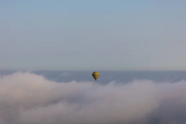 Warme luchtballon over de wolken voor zonsondergang — Stockfoto
