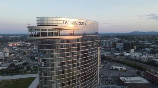 Luftaufnahme des JW Marriott Hotels in Nashville bei Sonnenuntergang — Stockvideo