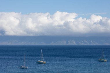 Açık denizde yelkenli. Sakin deniz yolculuğu, lüks yaz macerası.