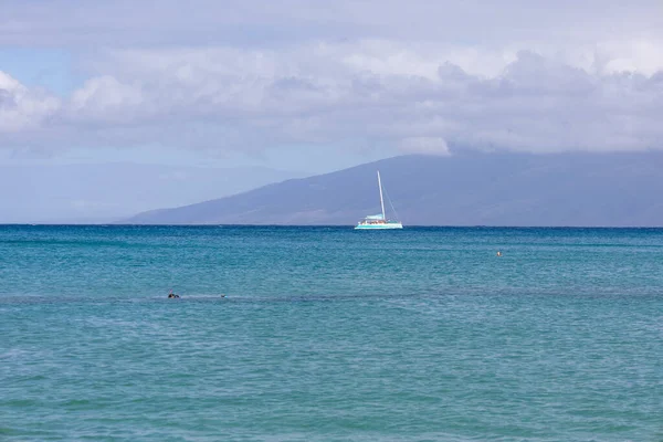 Sailboat in the open sea. Calm sea sailing, luxury summer adventure — Stock Photo, Image