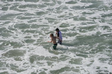 San Diego Oceanside plajda su keyfini insanlar, Kaliforniya, ABD.