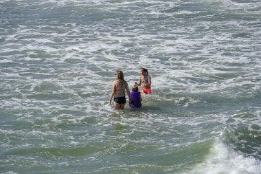 San Diego Oceanside plajda su keyfini insanlar, Kaliforniya, ABD.