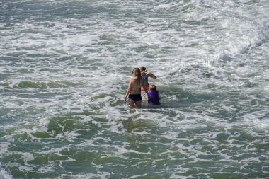 San Diego Oceanside plajda su keyfini insanlar, Kaliforniya, ABD.