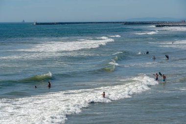 San Diego Oceanside plajda su keyfini insanlar, Kaliforniya, ABD.