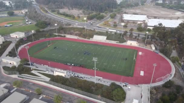 Vista aérea do hóquei em campo com jogadores da Scripps Ranch High School em San Diego, Califórnia — Vídeo de Stock