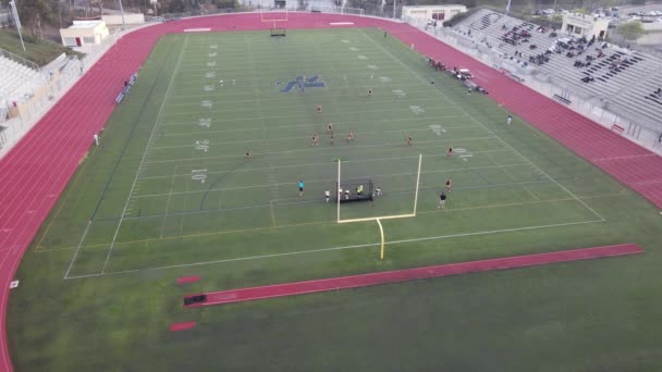 Luchtfoto van veldhockey met speelsters op Scripps Ranch High School in San Diego, Californië — Stockvideo