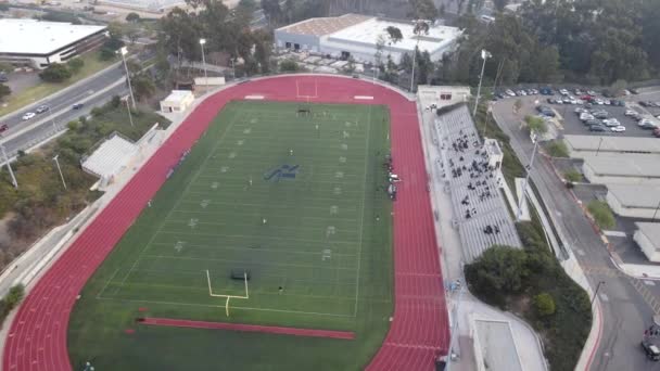 カリフォルニア州サンディエゴのスクリップス・ランチ高校の選手とのフィールドホッケーの空中ビュー — ストック動画