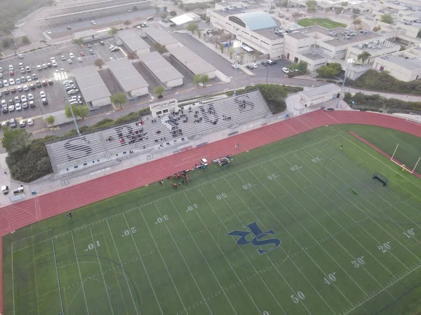 Widok z lotu ptaka na boisko do hokeja z zawodnikami w Scripps Ranch High School w San Diego, Kalifornia — Zdjęcie stockowe