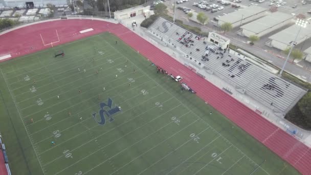 カリフォルニア州サンディエゴのスクリップス・ランチ高校の選手とのフィールドホッケーの空中ビュー — ストック動画