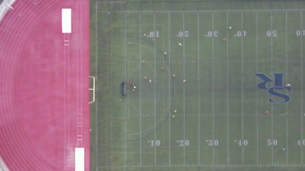 Vista aérea del hockey sobre hierba con jugadores en Scripps Ranch High School en San Diego, California — Vídeo de stock