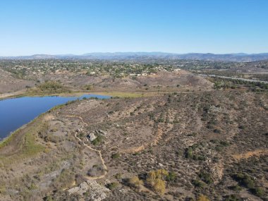 Hodges Gölü ve Bernardo Dağı 'nın havadan görünüşü, San Diego, ABD