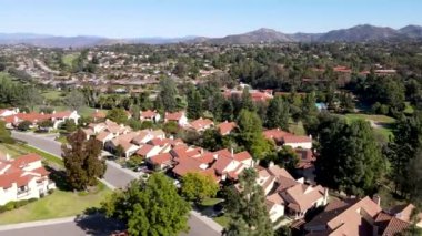 San Diego, ABD 'deki yerleşim evleri topluluğunun hava manzarası..