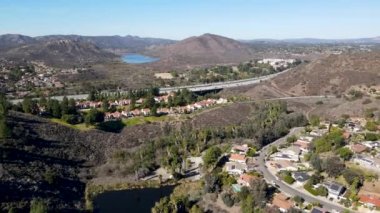 San Diego, ABD 'deki yerleşim evleri topluluğunun hava manzarası..