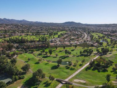 Diego County 'deki yerleşim yerlerinde golf havadan izleniyor.