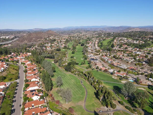 Letecký pohled na golf v rezidenční čtvrti v Diego County — Stock fotografie
