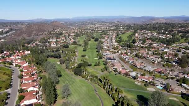 Vue aérienne du golf dans un quartier résidentiel dans un comté de Diego — Video