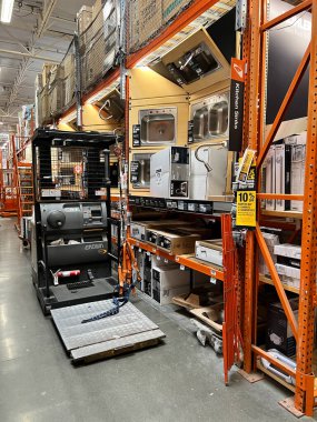 The Home Depot nalbur dükkanındaki koridor, San Diego, Usa