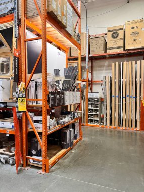 The Home Depot nalbur dükkanındaki koridor, San Diego, Usa