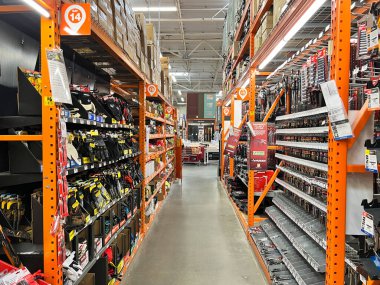 The Home Depot nalbur dükkanındaki koridor, San Diego, Usa