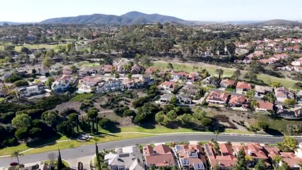 Veduta aerea del sobborgo di San Diego con montagna sullo sfondo — Video Stock
