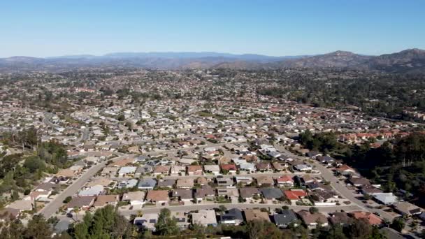 Flygfoto över förorten San Diego med berg i bakgrunden — Stockvideo