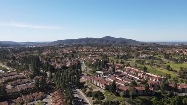 Aerial view of North San Diego suburb with mountain in the background and blue sky — Stock Video
