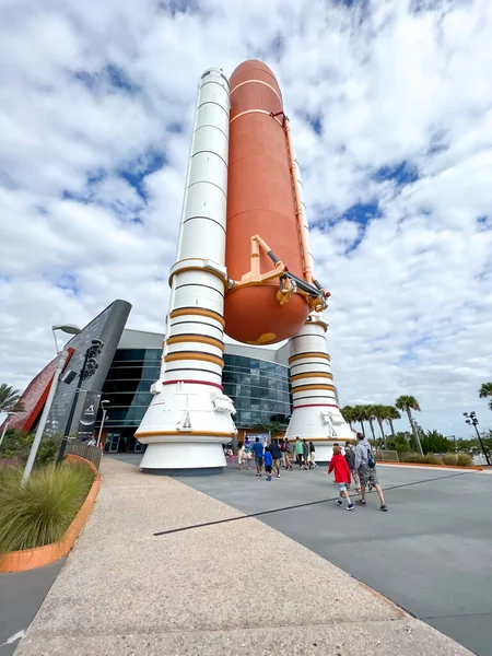 Посетитель Космического центра имени Кеннеди на мысе Канаверал, Флорида, США. — стоковое фото