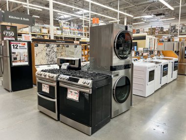 Carmel Vadisi, San Diego 'daki Home Depot' ta satılık birkaç mutfak elektronik ünitesi var.