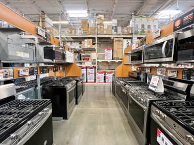 Carmel Vadisi, San Diego 'daki Home Depot' ta satılık birkaç mutfak elektronik ünitesi var.