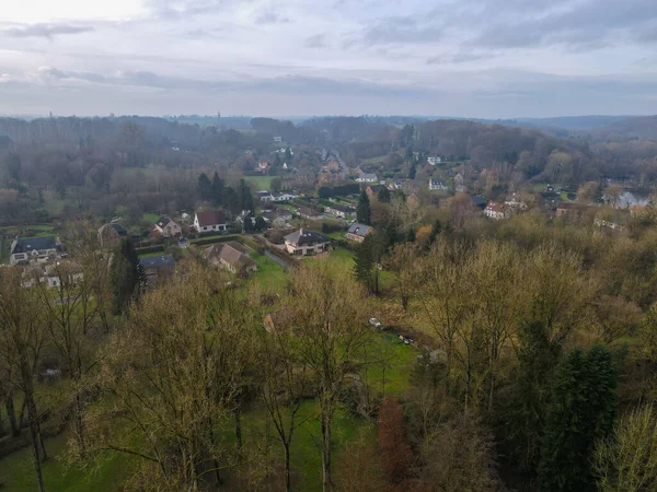 Luftaufnahme von Häusern umgeben von Wald in der ländlichen Gegend von Wallonien, Belgien — Stockfoto