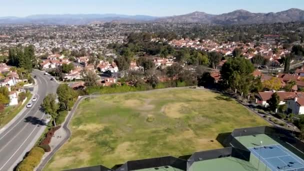 Вид с воздуха на теннисный корт в общественном парке и на улицу в пригороде Северного Сан-Диего, Калифорния — стоковое видео