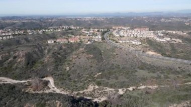 San Diego 'daki bir vadinin tepesindeki villaların hava manzarası.