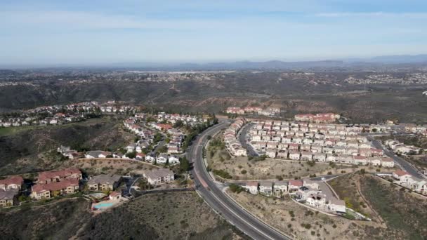 Flygfoto över villor på toppen av en dal i San Diego — Stockvideo