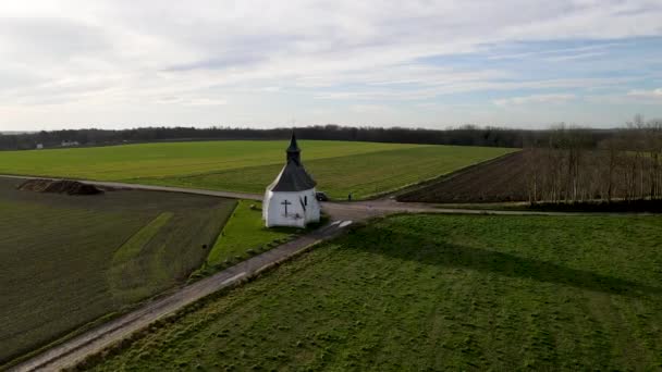 Vista aérea de una pequeña capilla rural situada en Bousval, Bélgica — Vídeo de stock