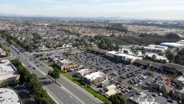 Letecký pohled na město Mira Mesa s domem a nákupní zónou, San Diego