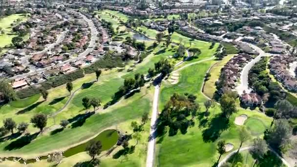 Aerial view of green golf in upscale residential neighborhood in South California — Stock Video