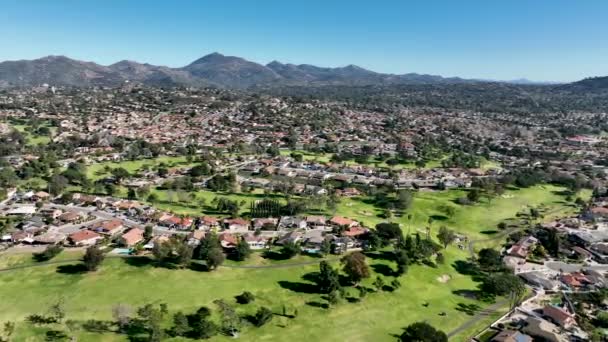 Αεροφωτογραφία του πράσινου γκολφ σε upscale κατοικημένη γειτονιά στη Νότια Καλιφόρνια — Αρχείο Βίντεο