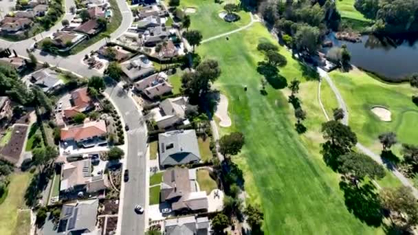 Luftaufnahme eines grünen Golfplatzes in einem gehobenen Wohnviertel in Südkalifornien