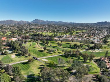 Güney Kaliforniya 'nın lüks yerleşim yerlerindeki yeşil golfün havadan görünüşü