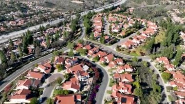 Güney Kaliforniya 'da hava manzaralı orta sınıf mahalle. 