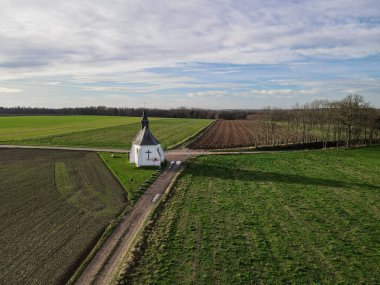Belçika 'nın Bousval kentindeki küçük kırsal şapelin havadan görünüşü