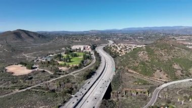 Güney Kaliforniya 'da dağlarla çevrili karayolu manzarası
