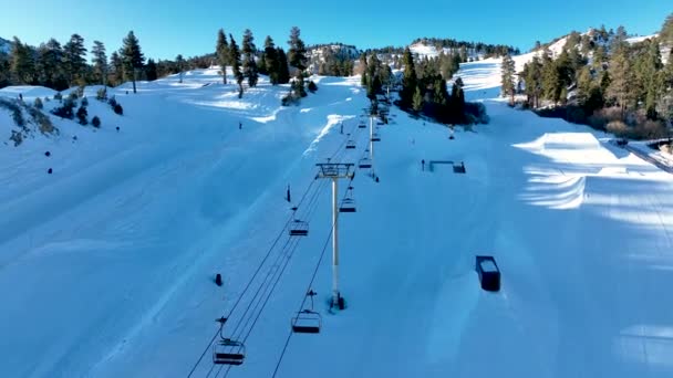 Skiliftsitz und schneebedeckter Berg — Stockvideo