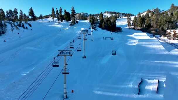 Wyciąg narciarski i śnieżna góra — Wideo stockowe