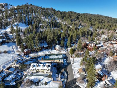 Karlı Büyük Ayı Gölü Köyü üzerindeki hava manzarası, Güney Kaliforniya, ABD
