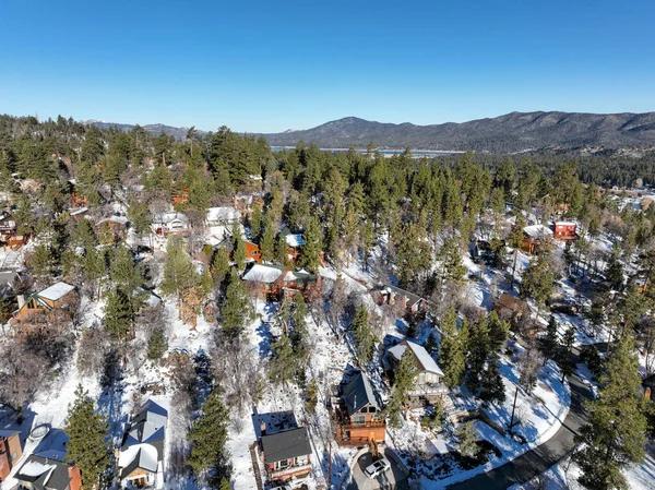 Vista aérea sobre Big Bear Lake Village con nieve, Sur de California, EE.UU. — Foto de Stock