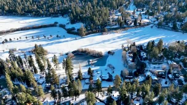 Luftaufnahme über Big Bear Lake Village mit Schnee, Südkalifornien, USA — Stockvideo