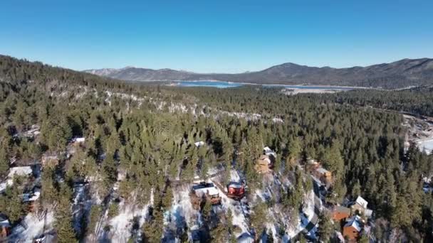 Vue aérienne sur Big Bear Lake Village avec neige, Californie du Sud, États-Unis — Video